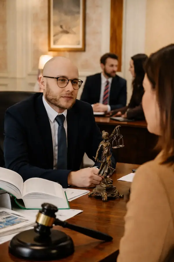 Asesoría legal laboral en Guadalajara - abogados especializados atendiendo a cliente
